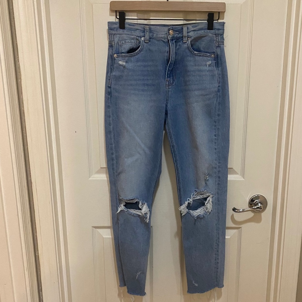 American Eagle High Rise‎ Distressed Mom Jean Medium Wash Size 4?